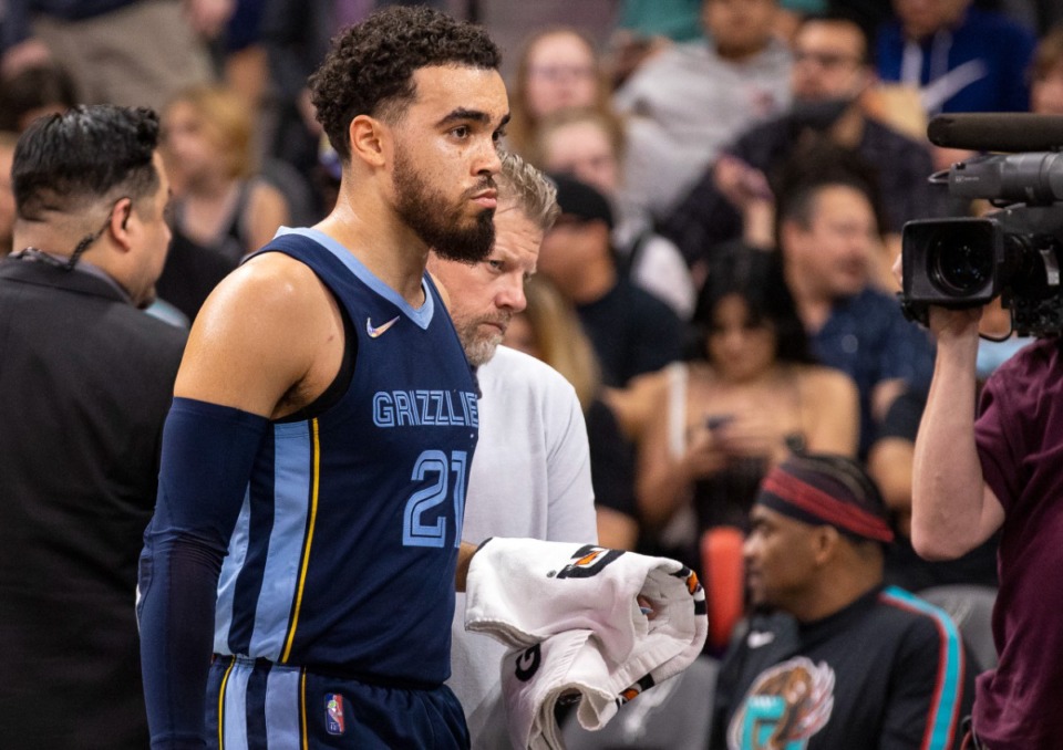 <strong>Memphis Grizzlies guard Tyus Jones (21) leaves the court with his hand covered at halftime of the team's game against the San Antonio Spurs on Wednesday, March 30, 2022, in San Antonio.</strong> (Nick Wagner/AP)