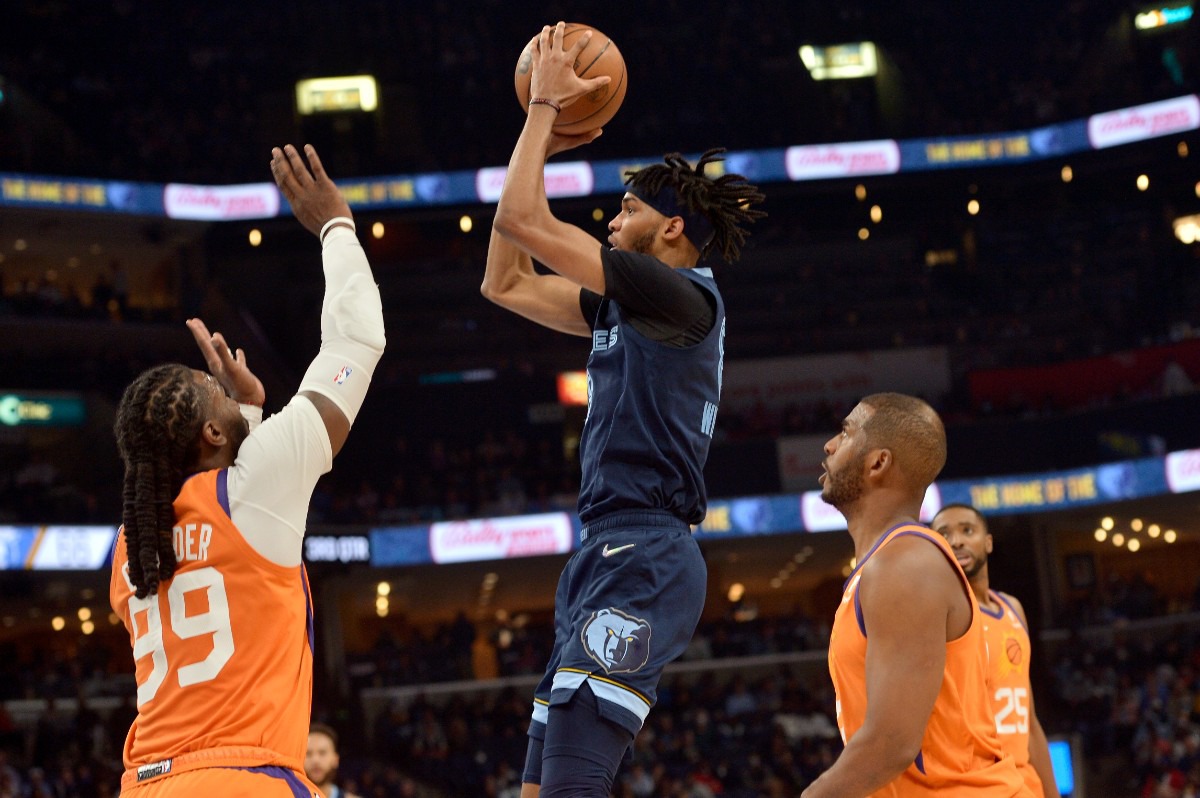 <strong>Memphis Grizzlies guard Ziaire Williams, center, shoots between Phoenix Suns forward Jae Crowder (99) and guard Chris Paul&nbsp;on April 1, 2022, at FedExForum.</strong> (Brandon Dill/AP)