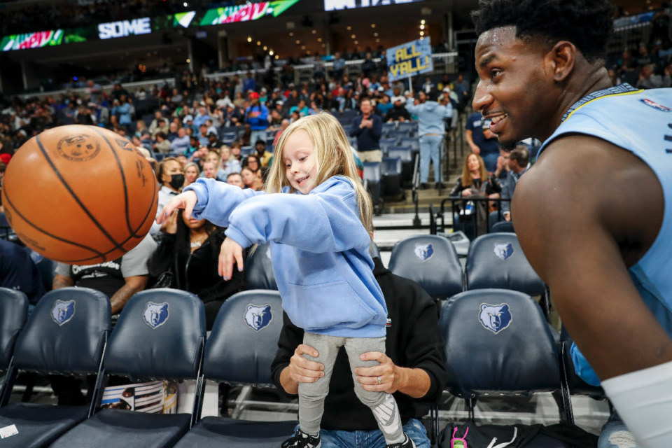 <strong>Memphis Grizzlies fan Vivian Havens, 3, (left) throws the ball onto the court for center Jaren Jackson Jr., (right) before taking on the New Orleans Pelicans on Saturday, April 9, 2022. Jackson started this ritual with Vivian before every home game.</strong> (Mark Weber/The Daily Memphian)