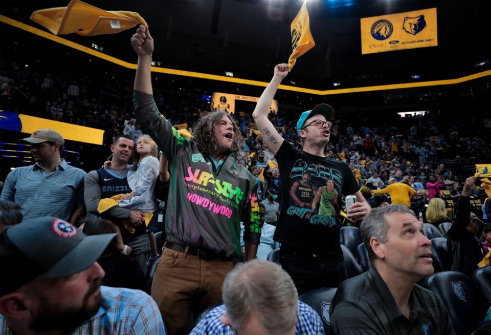 <strong>Memphis Grizzlies fans react to a play during the game Saturday at FedExForum.</strong> (Patrick Lantrip/Daily Memphian)