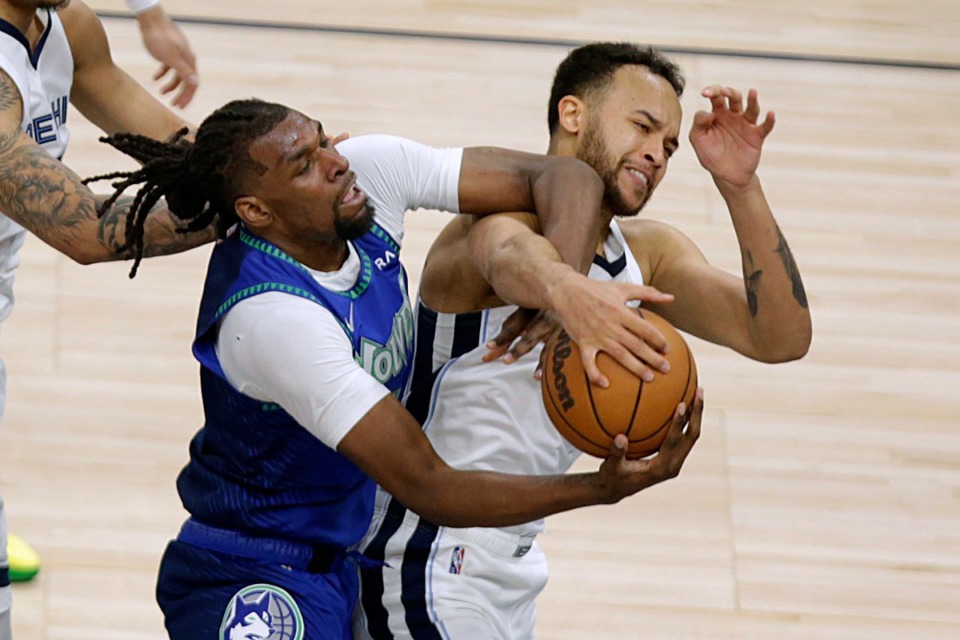 <strong>Minnesota Timberwolves center Naz Reid, left, elbows Memphis Grizzlies forward Kyle Anderson in the struggle for a rebound on April 21, 2022, in Minneapolis.</strong> (Andy Clayton-King/AP)
