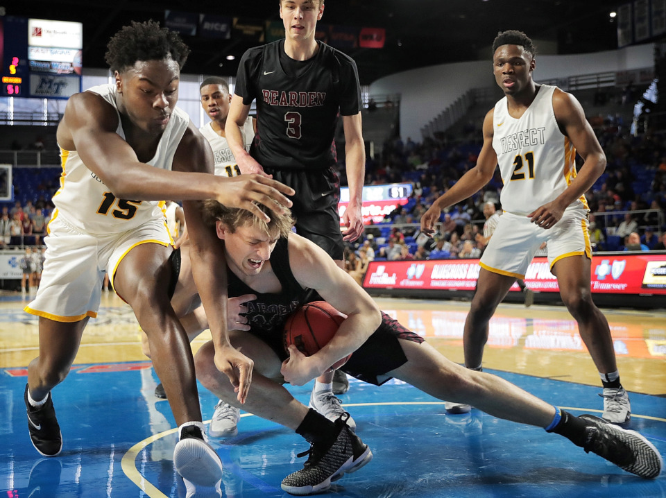 <strong>Whitehaven's Keveon Mullins (15) collides with Kordell Kah during Whitehaven's TSSAA Class AAA semifinal game against Bearden at MTSU in Murfreesboro on March 15, 2019.</strong> (Jim Weber/Daily Memphian)