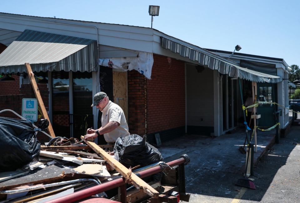 <strong>Construction crews work to repair the front of the Half Shell on Wednesday, April 27, after the East Memphis restaurant was hit by a car the day before.</strong> (Patrick Lantrip/Daily Memphian)