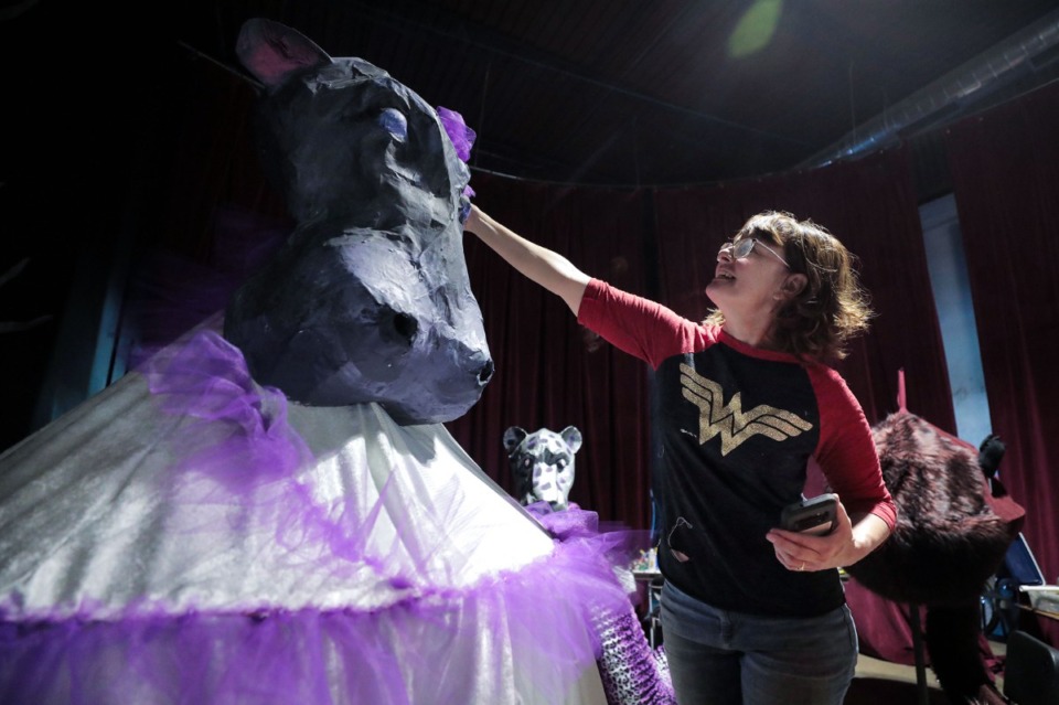 <strong>Sculptor Yvonne Bobo helps Bellevue Middle School students put on the final touches for this weekend&rsquo;s Giant Puppet Show block party from Off the Walls Arts.</strong> (Patrick Lantrip/Daily Memphian)