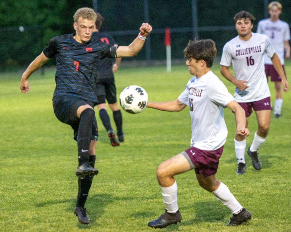 <strong>Bartlett High School's Nathan Dimauro (7) and Collierville's Joey Salazar (13) try to gain control of the ball near the Collierville goal late in the first period at Bartlett High School on Thursday, April 28, 2022.</strong> (Greg Campbell/Special to The Daily Memphian)