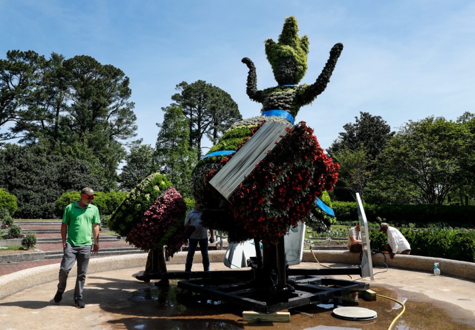 <strong>Workers construct several pieces in the Memphis Botanic Garden&rsquo;s new Alice&rsquo;s Adventures exhibit.</strong> (Mark Weber/The Daily Memphian)