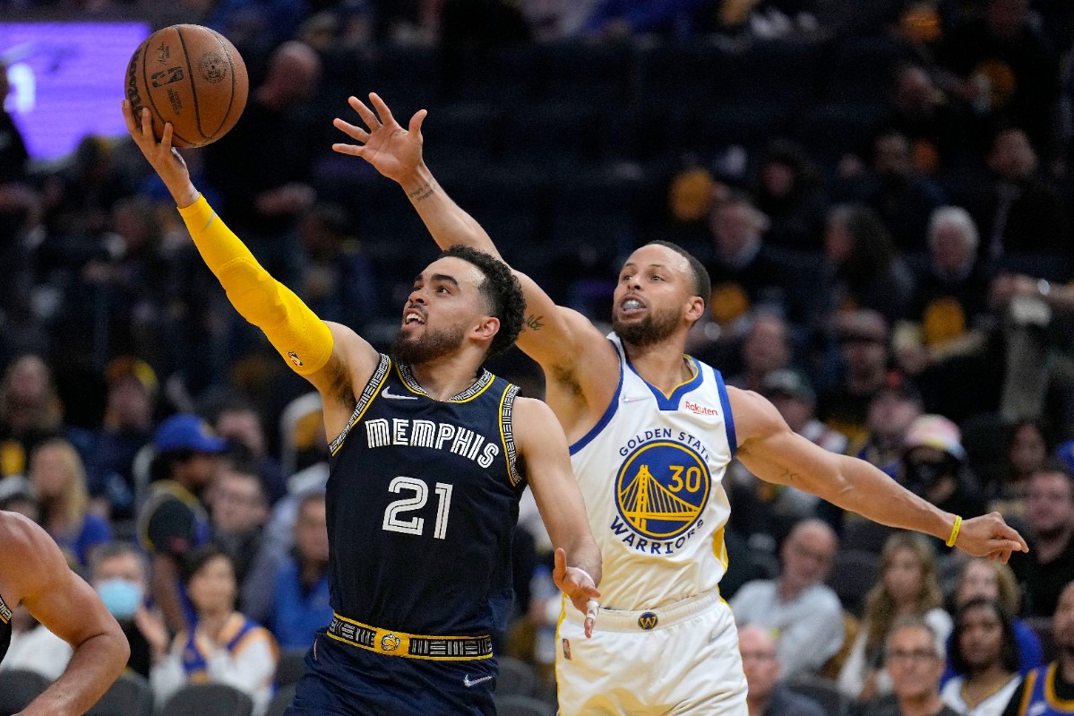 <strong>Memphis Grizzlies guard Tyus Jones (21) drives to the basket past Golden State Warriors guard Stephen Curry (30) on May 9, 2022.</strong> (Tony Avelar/AP)