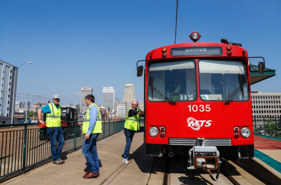 <strong>Trolley consultants help MATA test the Siemens&ndash;Duewag U2 car on the Madison Line. The test will also help determine if MATA wil buy more of these cars.&nbsp;</strong>(Mark Weber/The Daily Memphian)