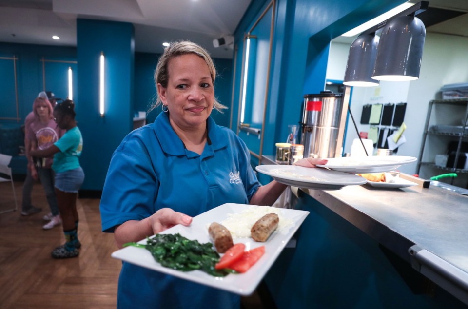 <strong>Shawna Brooks carries out plates of food at Staks&rsquo; Germantown location on Friday, May 13. Franchisee Nick Bolander is planning a location of the breakfast restaurant in Collierville</strong>. (Patrick Lantrip/Daily Memphian)