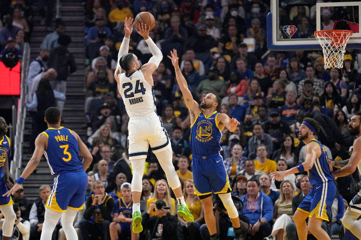 <strong>Memphis Grizzlies forward Dillon Brooks (24) shoots over Golden State Warriors guard Stephen Curry (30) in San Francisco, Friday, May 13, 2022.</strong> (Tony Avelar/AP)