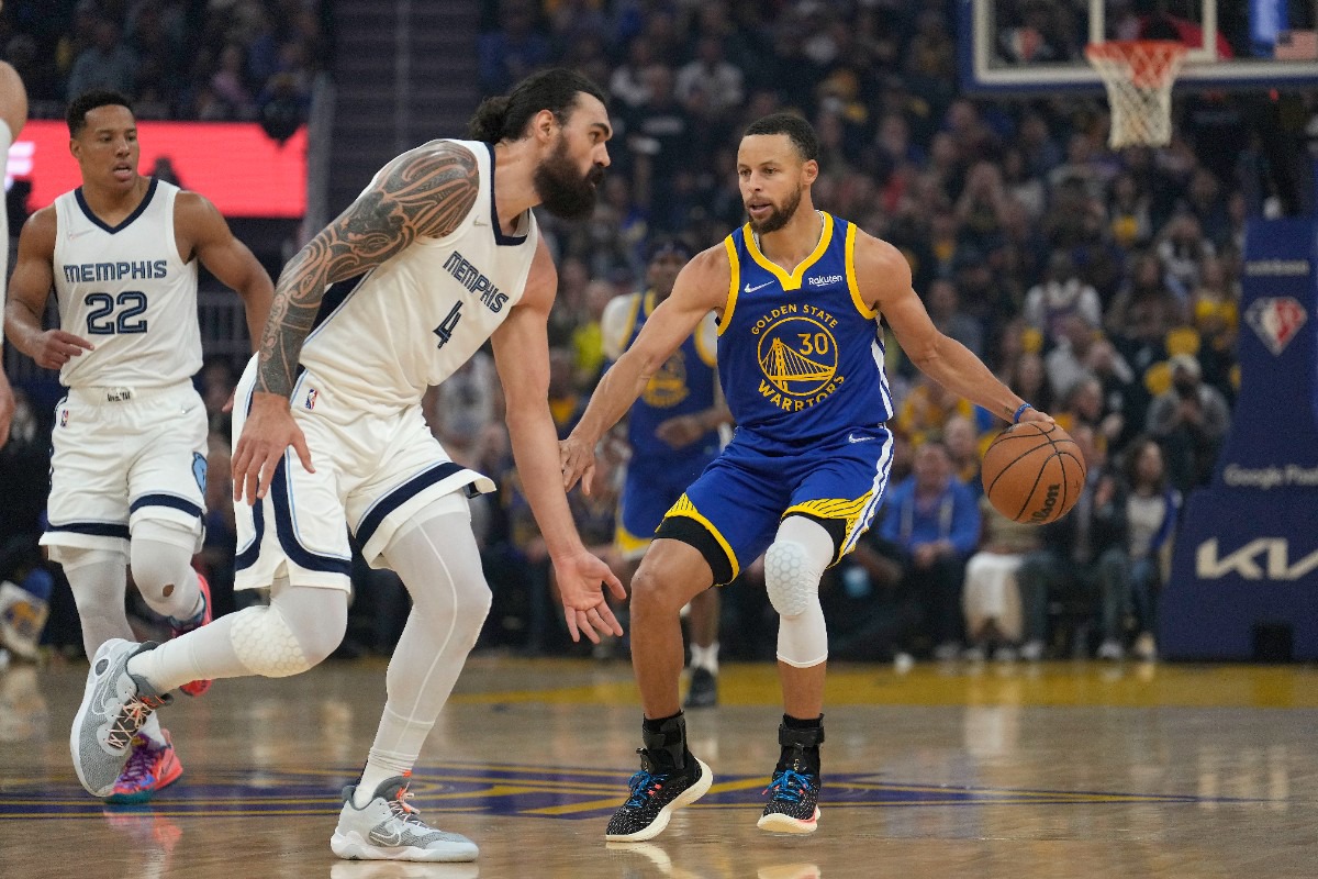 <strong>Golden State Warriors guard Stephen Curry (30) charges Memphis Grizzlies center Steven Adams (4) on Friday, May 13, 2022.</strong> (Tony Avelar/AP)