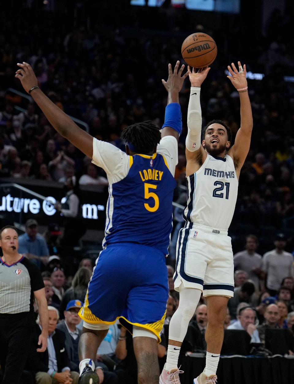 <strong>Memphis Grizzlies guard Tyus Jones (21) takes a 3-point shot against Golden State Warriors center Kevon Looney (5) on May 13, 2022.</strong> (Tony Avelar/AP)