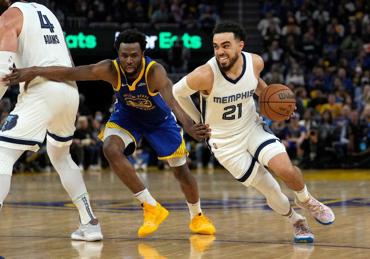 <strong>Memphis Grizzlies guard Tyus Jones (21) charges past Golden State Warriors forward Andrew Wiggins (22) during Game 6 in San Francisco on Friday, May 13, 2022.</strong> (Tony Avelar/AP)