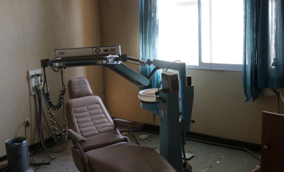 <strong>An abandoned dentist chair sits in a former office.</strong> (Neil Strebig/The Daily Memphian)