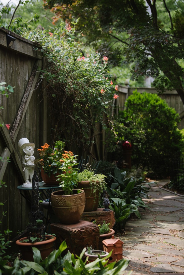 <strong>A walkway invites visiters to check out the backyard of one of the Cooper-Young homes.</strong> (Lucy Garrett/Special to the Daily Memphian)