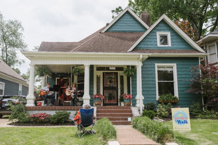 <strong>Some homes on the Cooper-Young Garden Walk featured musicians on the front porch.</strong> (Lucy Garrett/Special to The Daily Memphian)