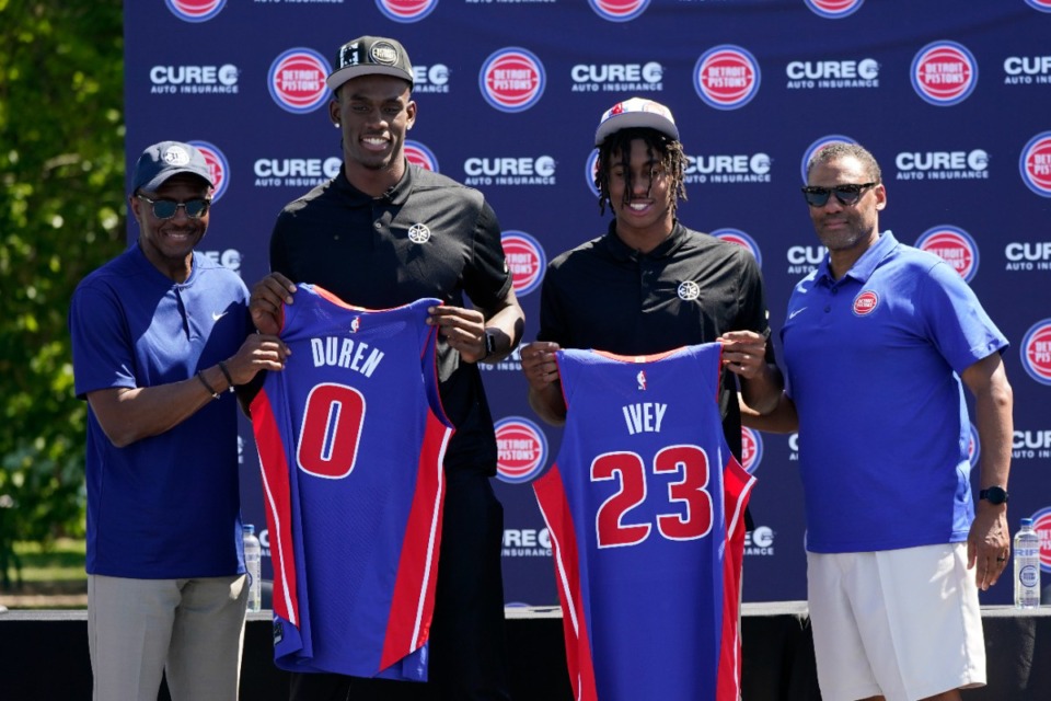 <strong>Former Memphis Tigers center Jalen Duren (0, second from left) stands with fellow Detroit Pistons draft pick Jaden Ivey (23), head coach Dwane Casey, left, and general manager Troy Weaver, right, on Friday, June 24, 2022, in Detroit.</strong> (Carlos Osorio/AP)