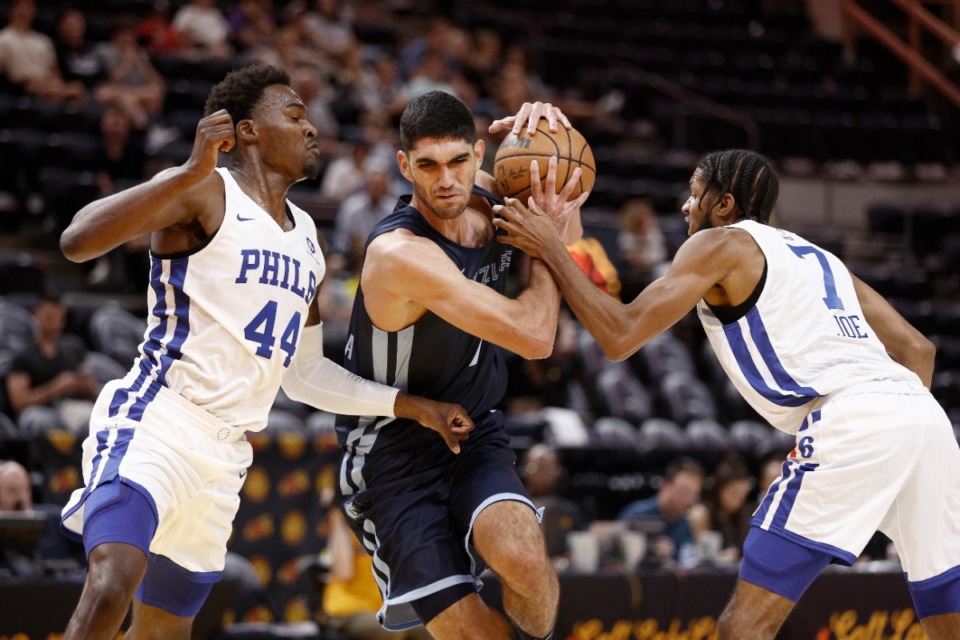 <strong>Memphis Grizzlies forward Santi Aldama (7) drives between Philadelphia 76ers forward Paul Reed Jr. (44) and guard Isaiah Joe (7) on July 5.</strong> (Jeff Swinger/AP)