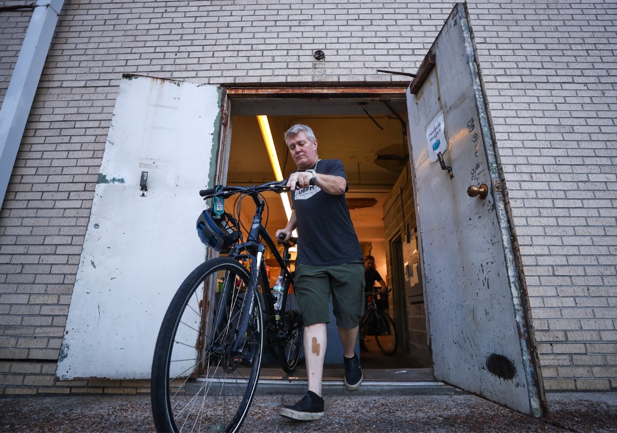 <strong>Lyle Udell, who became a member of&nbsp;Urban Bicycle Food Ministry in 2014, wheels his bike outside before he departs on his route.</strong> (Patrick Lantrip/The Daily Memphian)