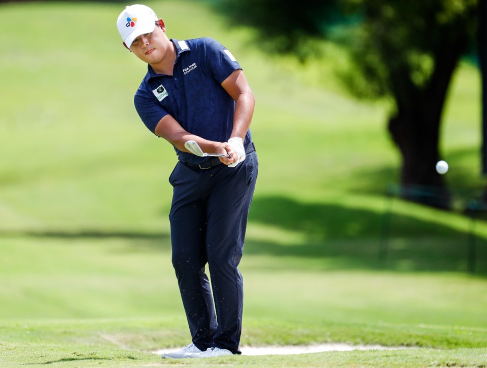 <strong>PGA golfer Si Woo Kim hits a chip shot during first round action of the FedEx St. Jude Championship on Thursday, August 11, 2022.</strong> (Mark Weber/The Daily Memphian)
