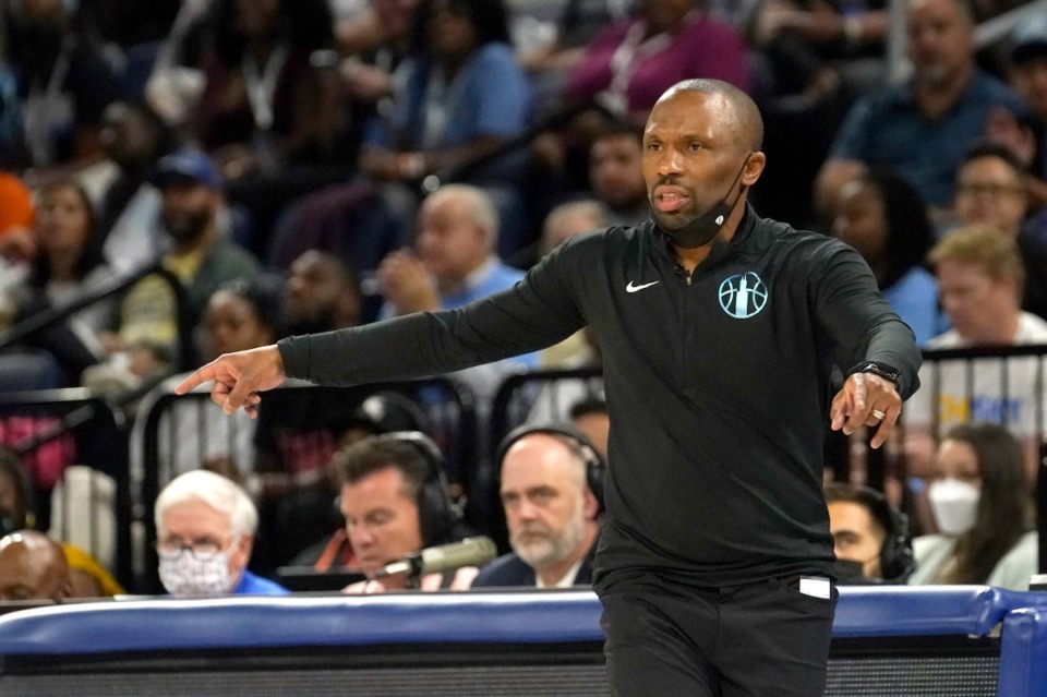 <strong>Chicago Sky head coach and Memphian James Wade directs his team during the WNBA basketball first-round playoff series against the New York Liberty Aug. 20, 2022, in Chicago.</strong> (AP Photo/Charles Rex Arbogast)