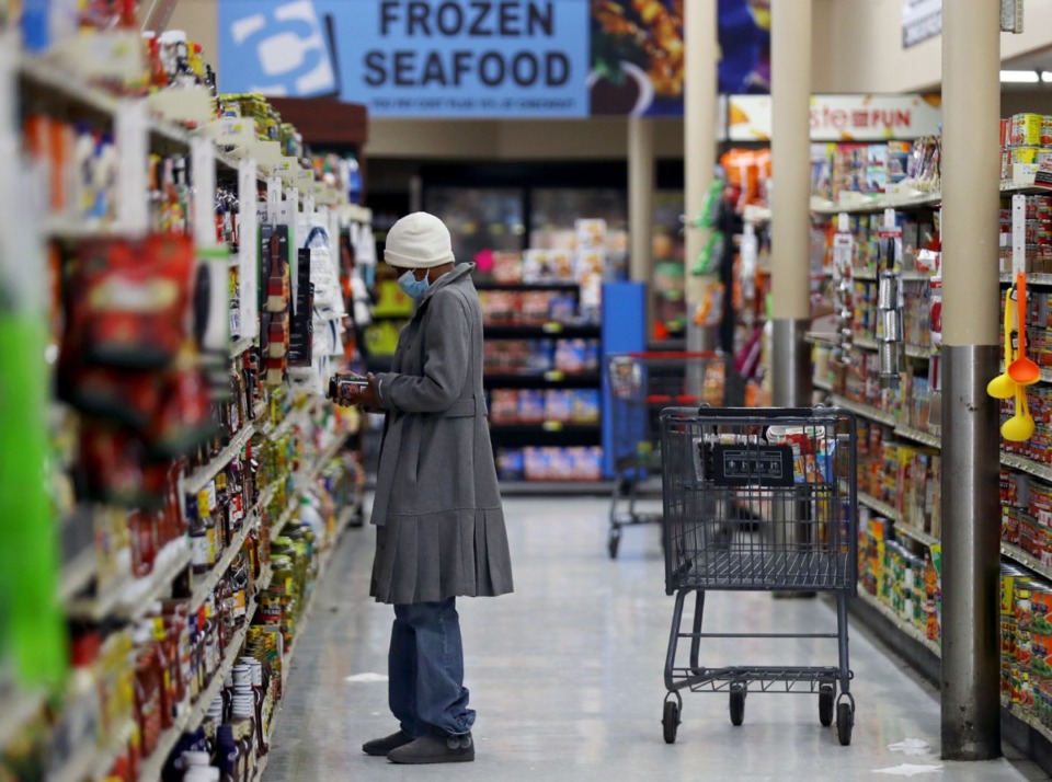 <strong>Customers shop at Cash Saver's Midtown location in 2020.&nbsp;The grocery sales tax holiday offered an exemption from the 4% grocery tax on many, but not all, items purchased as grocery stores.</strong> (Patrick Lantrip/The Daily Memphian file)