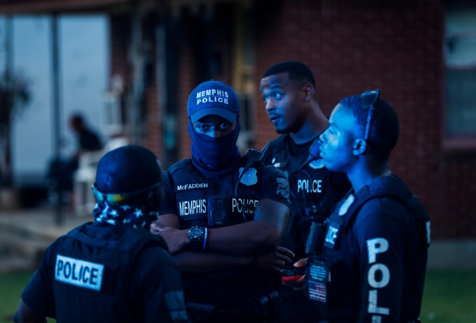 <strong>Memphis police officers in South Memphis near Victor Street and East Person Avenue Monday, Sept. 5, 2022.</strong> (Mark Weber/The Daily Memphian)