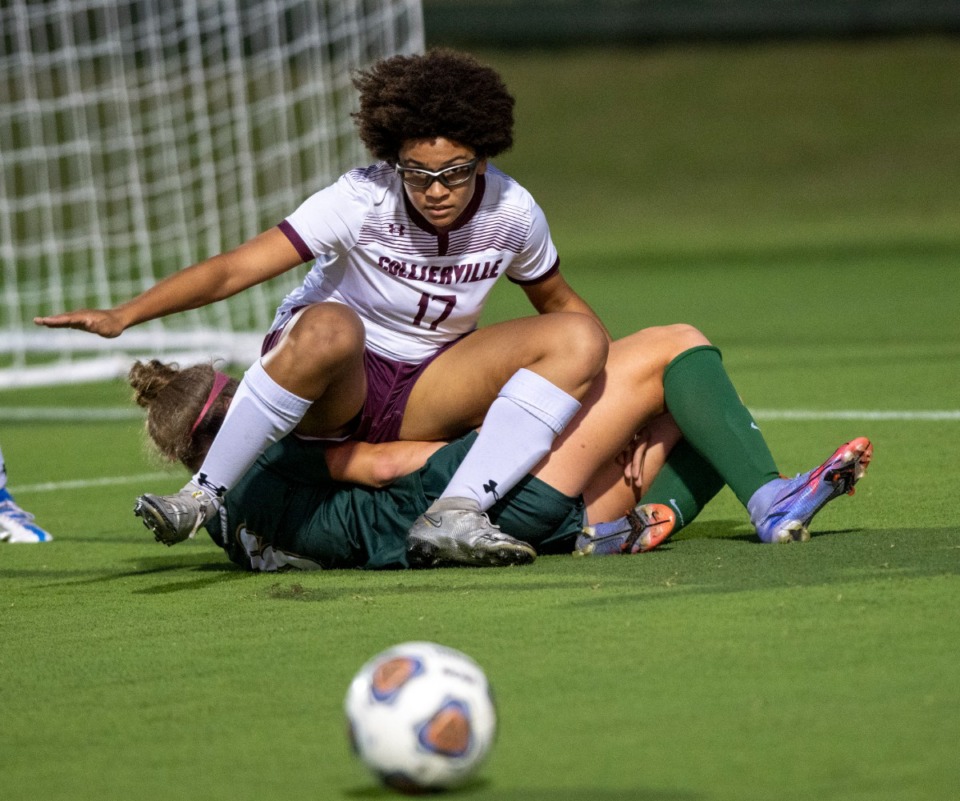 <strong>Collierville's Sophia Cherry struggles with Briarcrest's Olivia Moore during Thursday's game at Briarcrest Christian School on Sept. 8, 2022.</strong> (Greg Campbell/Special to The Daily Memphian)