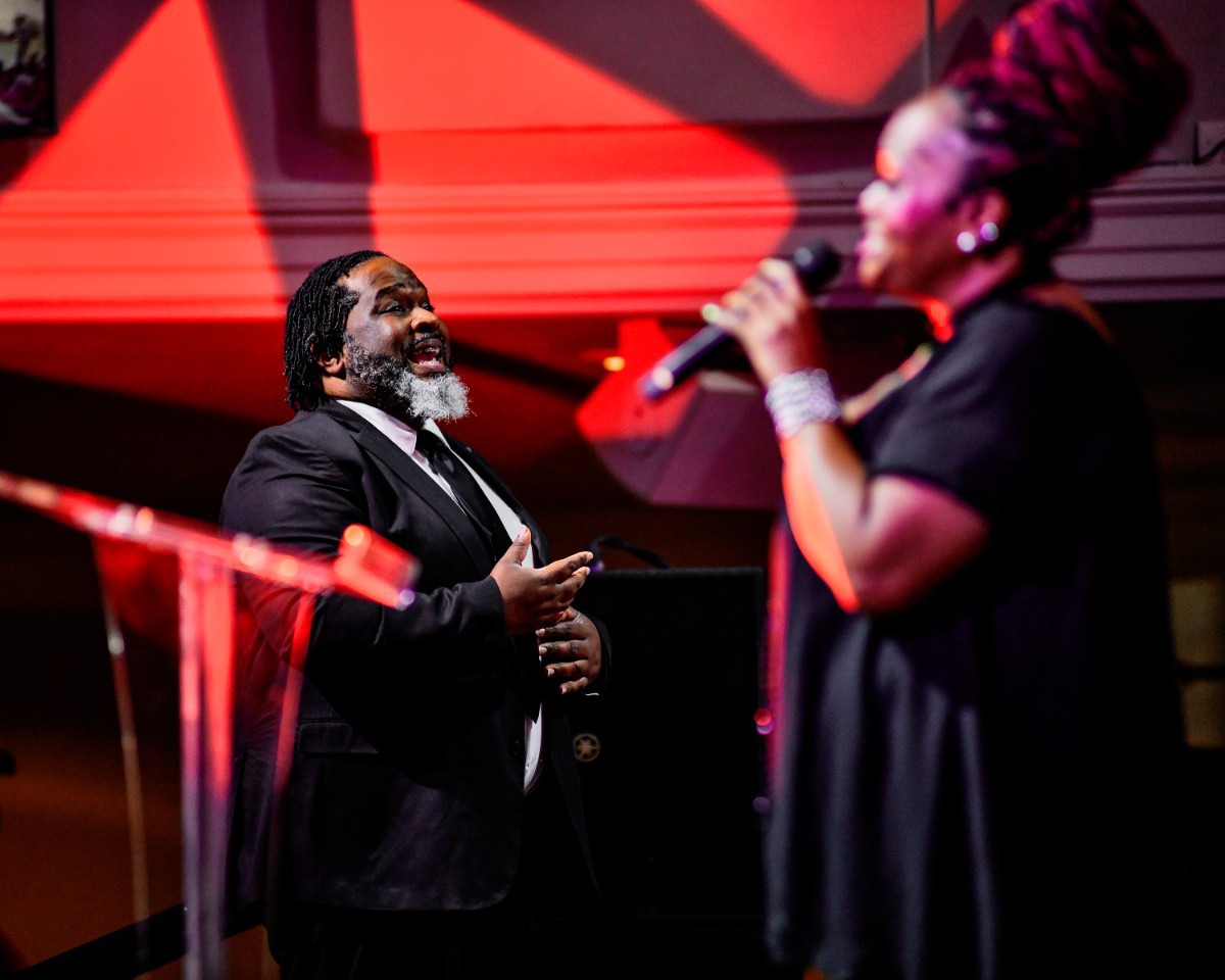 <strong>Brock Brown (left) and Karen Brown (right) lead worship at Mississippi Boulevard Christian Church on Sept. 12, 2022.</strong> (Houston Cofield/Special To The Daily Memphian)