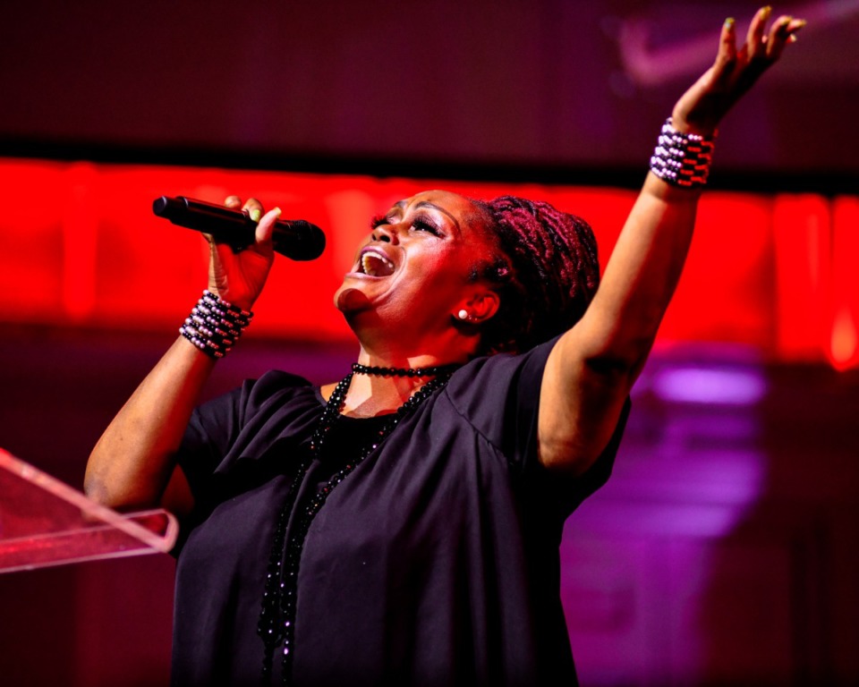 <strong>Karen Brown leads worship at Mississippi Boulevard Christian Church on Sept. 12, 2022.</strong> (Houston Cofield/Special to The Daily Memphian)