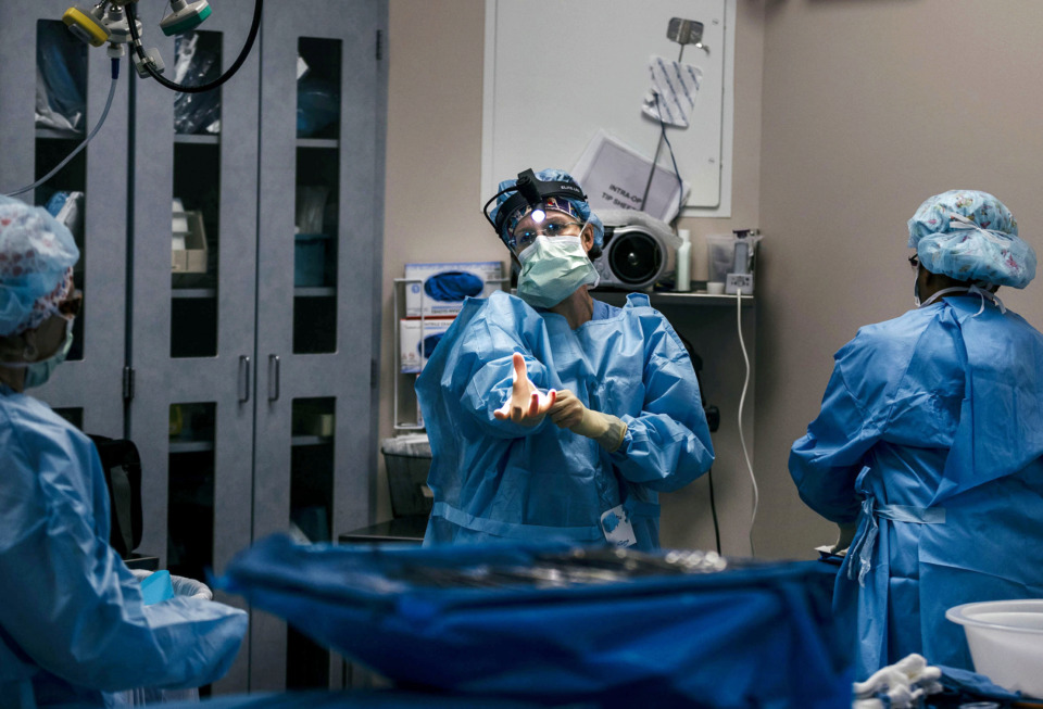 <strong>Dr. Alyssa Throckmorton (center), a surgeon with Baptist Medical Group, prepares to perform inraoperative radiation therapy on Yavette Gray, a breast cancer patient being treated at Baptist Women's Hospital. </strong>(Houston Cofield/Daily Memphian)