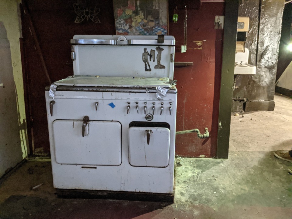 <strong>A 1950s-era gas stove stands in the basement.&nbsp;</strong>(Neil Strebig/The Daily Memphian)