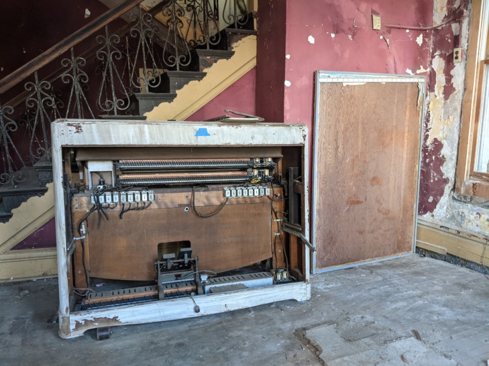 <strong>A dismantled organ stands in the hotel lobby.&nbsp;</strong>(Neil Strebig/The Daily Memphian)