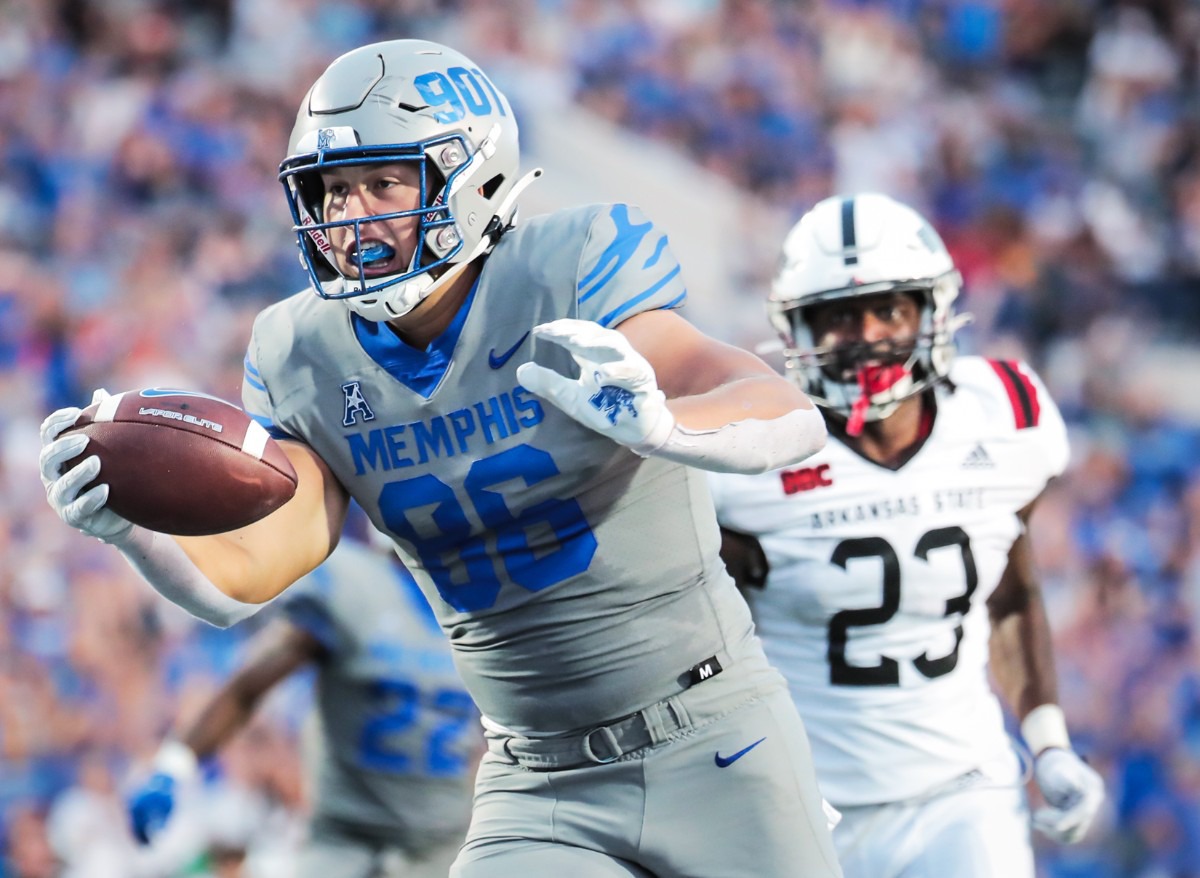 <strong>University of Memphis tight end Caden Prieskorn (86) goes in for a touchdown during a Sept. 17, 2022 game against Arkansas State University.</strong> (Patrick Lantrip/Daily Memphian)