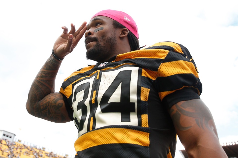 <strong>Pittsburgh Steelers running back DeAngelo Williams (34) salutes the fans on Oct. 9, 2016. Williams, University of Memphis&rsquo; all-time rusher and a 10-year NFL Player, is being inducted into the Memphis Sports Hall of Fame.</strong> (Jared Wickerham/AP file)
