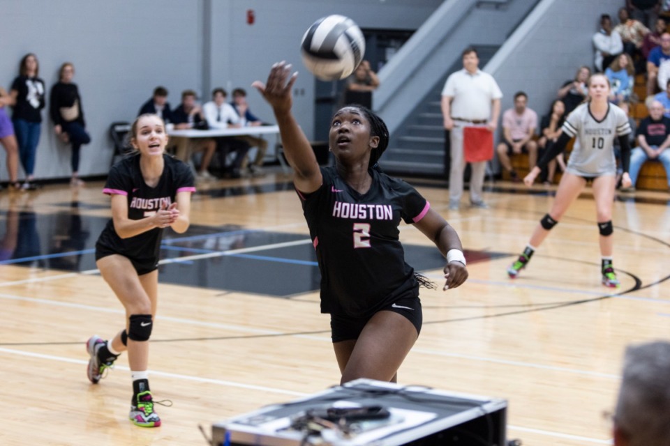 <strong>Houston&rsquo;s Sydnee Carter sets the ball up during Thursday night&rsquo;s match against Collierville.</strong>&nbsp;(Brad Vest/Special to The Daily Memphian)