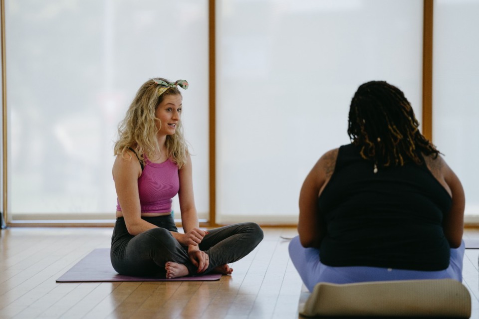 <strong>Lydia Faith Baggett, an instructor at Sana Yoga, chats with a participant at Freedom of The Soul on Sunday, Sept. 25, 2022 at Collage Dance Collective at 505 Tillman St.</strong> (Lucy Garrett/Special to The Daily Memphian)