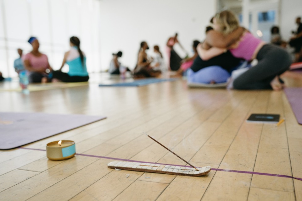 <strong>A candle and incense add to the relaxing atmosphere as yoga class participants paired up to discuss their journaling exercise on Sunday, Sept. 25, 2022 at Collage Dance Collective at 505 Tillman St.</strong>&nbsp;(Lucy Garrett/Special to The Daily Memphian)