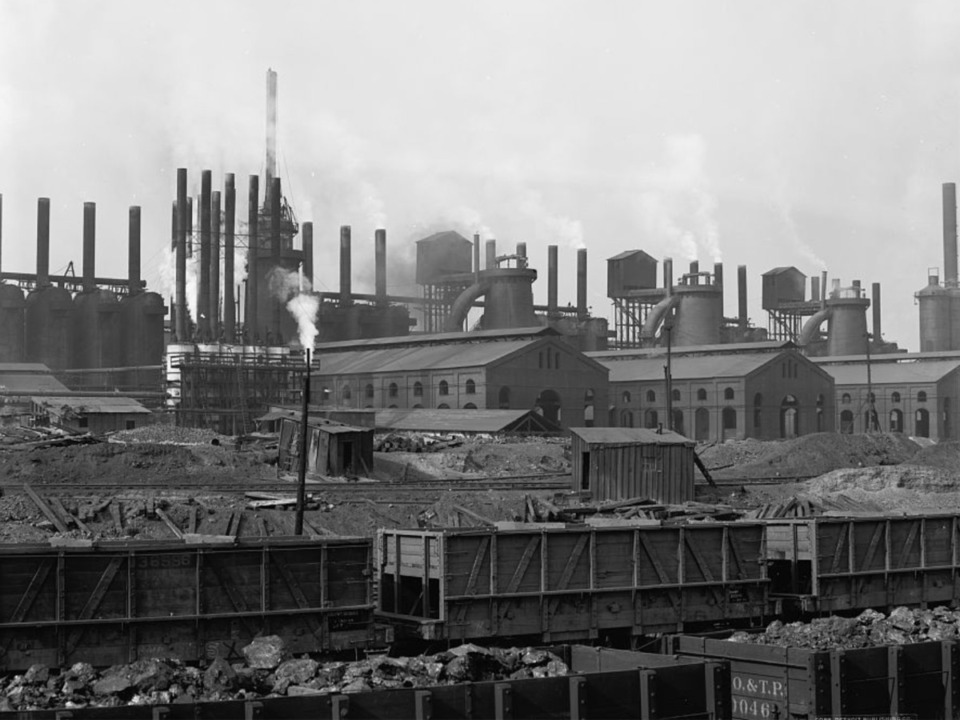 <strong>Tennessee Coal, Iron and Railroad Co. (TCI) amassed enormous profits by enslaving Tennessee prisoners through the convict leasing system and forcing them to work as coal miners. It moved most of its operations to Alabama after violent protests over its use of convict labor. Its furnaces in Ensley, Alabama, are pictured here.</strong> (Library of Congress)