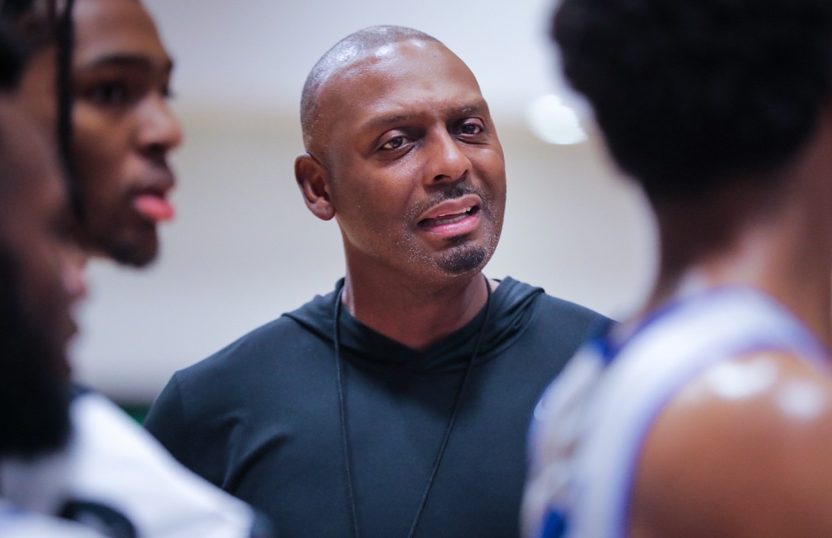 <strong>University of Memphis coach Penny Hardaway talks to his team during open practice before the Rebounders club on Sept. 30.</strong> (Patrick Lantrip/Daily Memphian)
