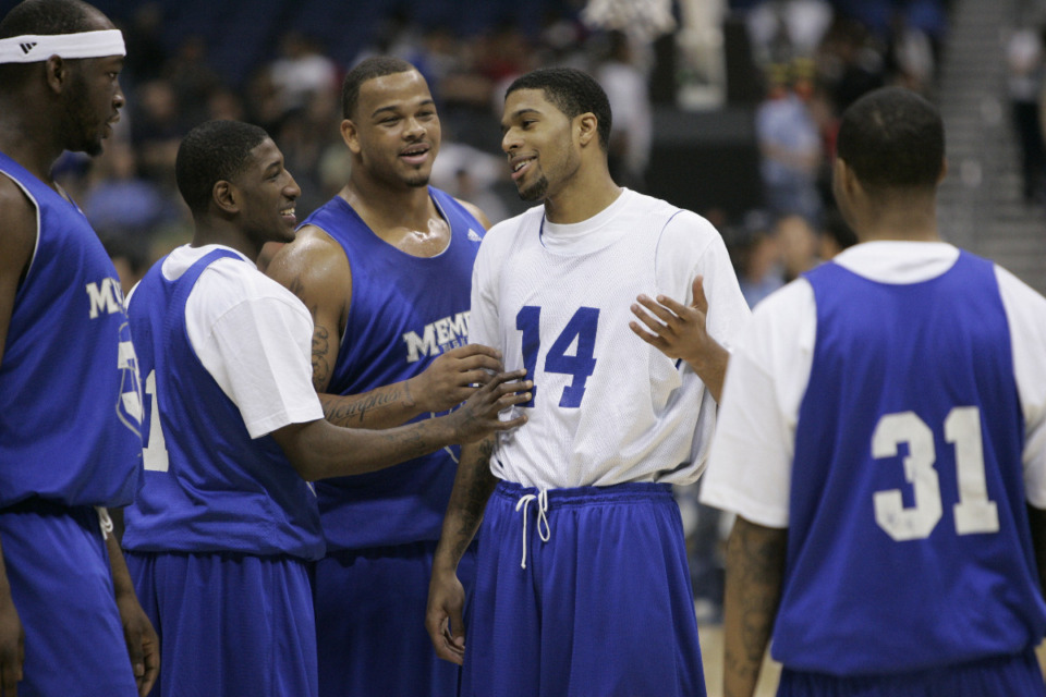 <strong>Memphis' Chris Douglas-Roberts (14) talks with Willie Kemp, second left, during a practice session for the college basketball Final Four Friday, April 4, 2008, in San Antonio. </strong>&nbsp;(AP Photo/Mark Humphrey)