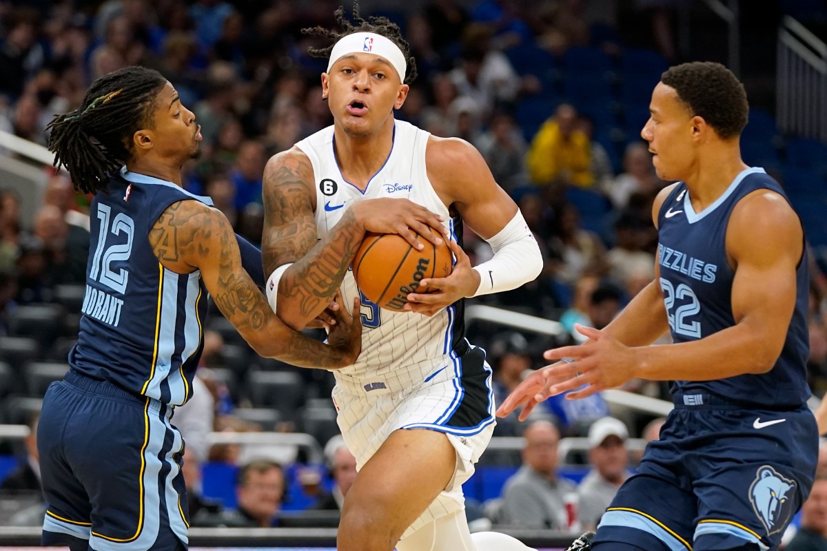 <strong>Orlando Magic's Paolo Banchero, center, makes a move to get between Memphis Grizzlies' Ja Morant (12) and Desmond Bane (22) on Oct. 11, 2022, in Orlando, Florida.</strong> (John Raoux/AP)