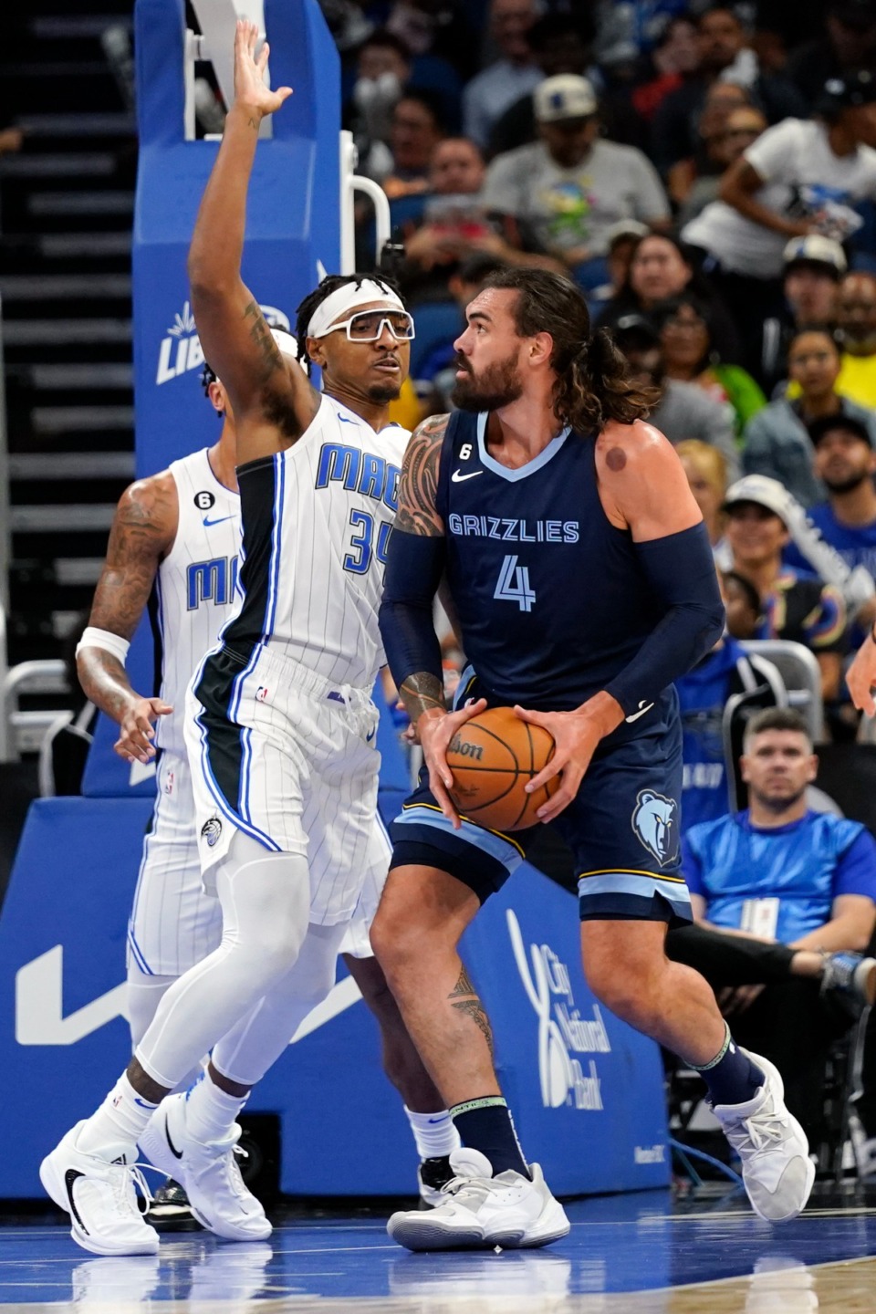 <strong>Memphis Grizzlies' Steven Adams (4) looks for a shot over Orlando Magic's Wendell Carter Jr. (34)&nbsp;on Oct. 11, 2022, in Orlando, Florida.</strong> (John Raoux/AP)