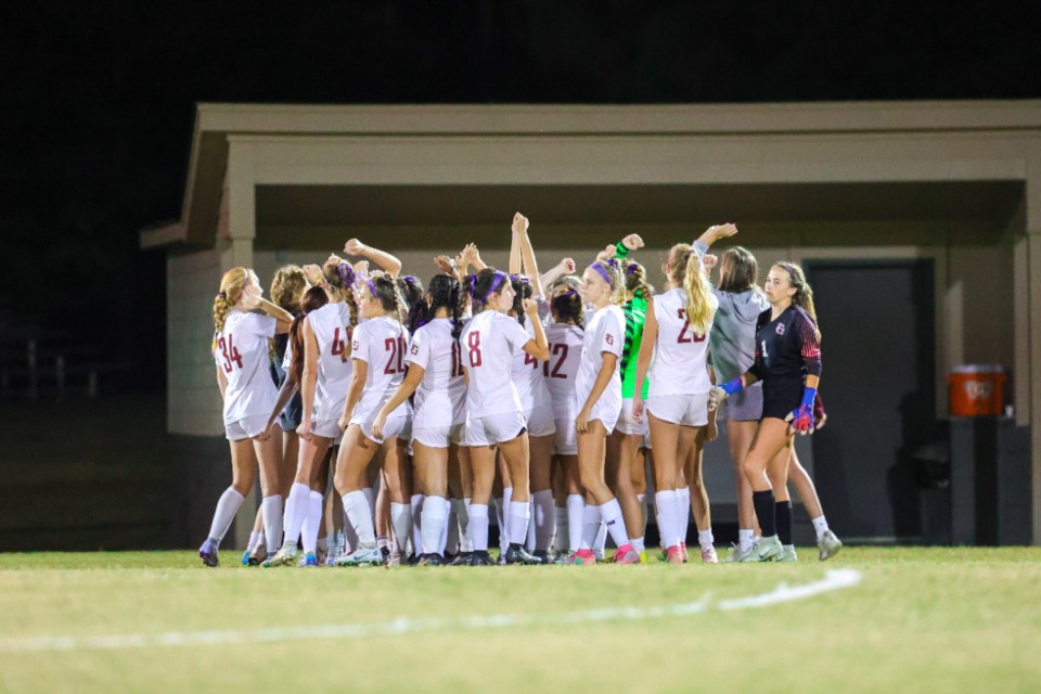 <strong>St. George&rsquo;s huddles up before the start of the West Region semifinal game against ECS at St. George&rsquo;s on Oct. 11, 2022.</strong> (Ryan Beatty/Special to The Daily Memphian)