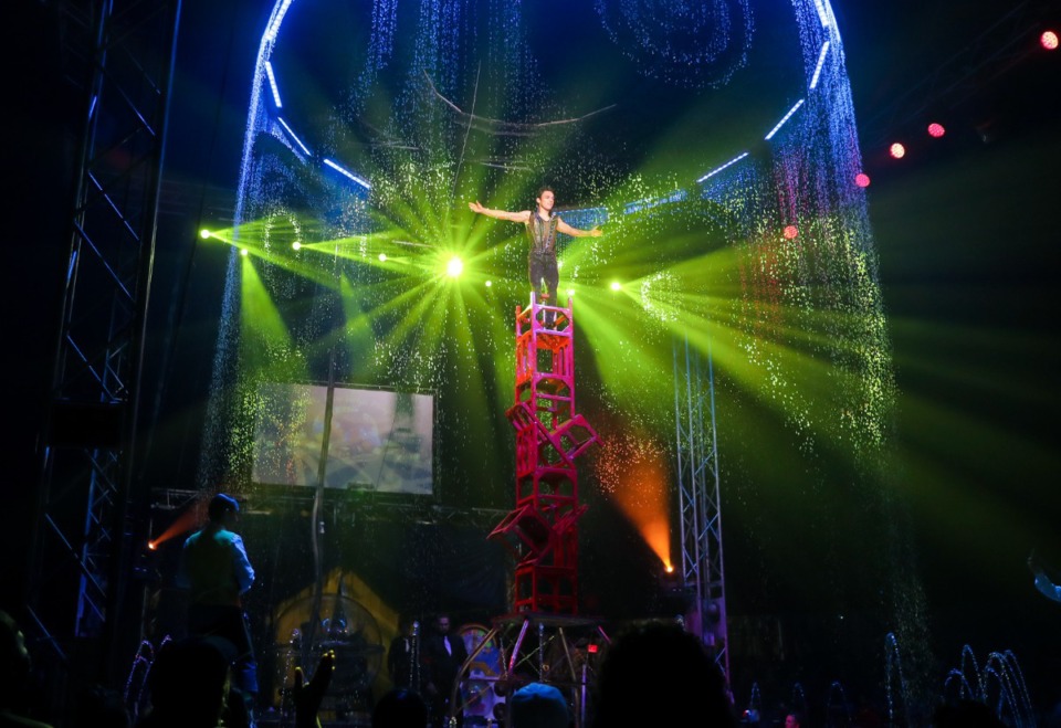 <strong>The crowd watches a performer during the Cirque Italia Water Circus outside of the Wolfchase Mall.</strong> (Patrick Lantrip/Daily Memphian)