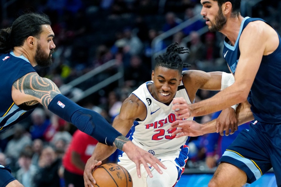 <strong>Detroit Pistons guard Jaden Ivey (23) drives between Memphis Grizzlies forward Santi Aldama, right, and center Steven Adams on Oct. 13, 2022, in Detroit.</strong> (Carlos Osorio/AP)