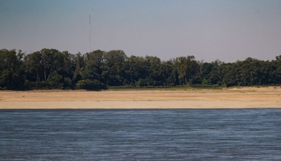 <strong>An unusually large beach sits across the Mississippi River from Greenbelt Park in Downtown Memphis due to low water levels Oct. 6, 2022.</strong> (Patrick Lantrip/Daily Memphian)