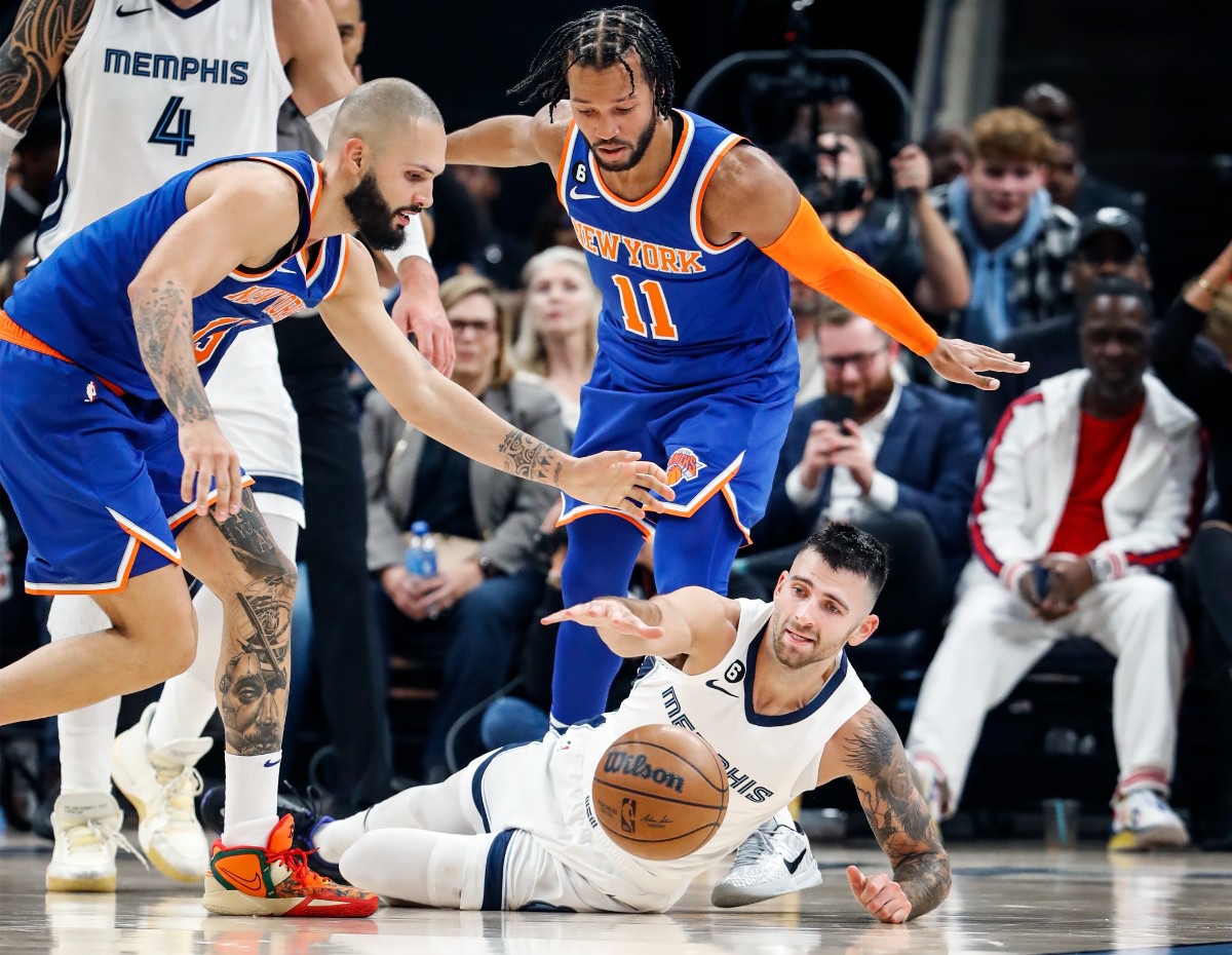 <strong>Memphis Grizzlies guard John Konchar (middle) reaches for a loose ball in the game against the New York Knicks on Wednesday, Oct. 19, 2022.</strong> (Mark Weber/The Daily Memphian)