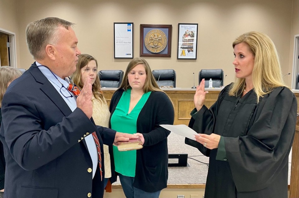 <strong>Jerald Wheeler (left) is administered the oath of office by DeSoto County Circuit Court Judge Celeste Wilson. He is accompanied by his daughters, Jerald-Holly Jeffries (second from left) and Lacey Bartolotta (third from left).</strong> (Courtesy DeSoto County Schools)