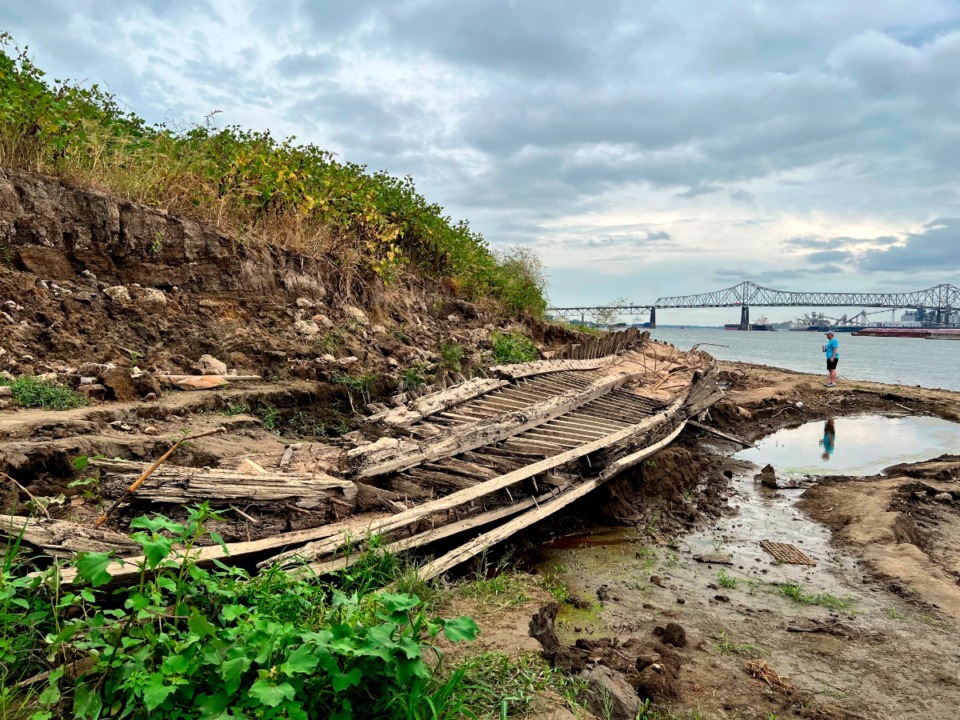 <strong>The low level of the Mississippi River reveals a shipwreck near Baton Rouge, Louisiana, on Oct. 17, 2022.</strong> (Sara Cline/AP file)